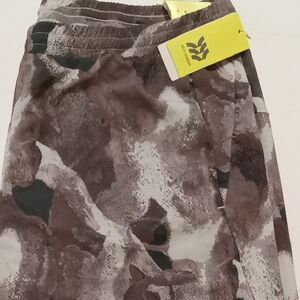 Brown and Black Camouflage Men Shorts Size XL 3 Pockets